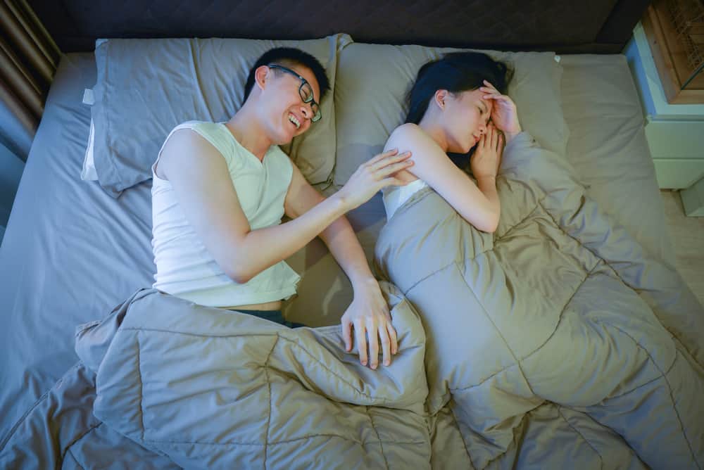 Корейская пара в азиатском видео трахается на кровати перед скрытой камерой