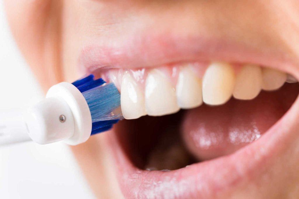집에서 구할 수 있는 천연 성분으로 치아를 희게하는 3가지 방법