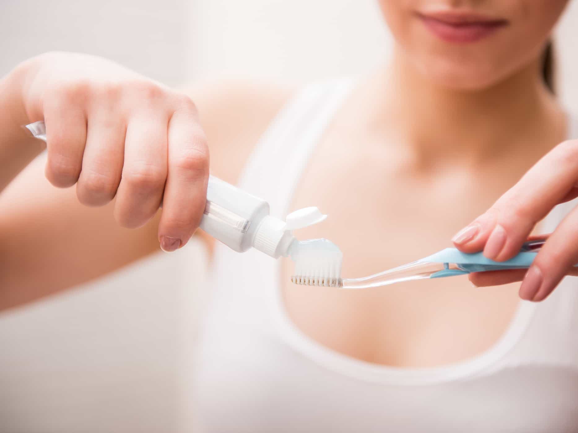 4 דרכים לבחור את משחת השיניים הטובה ביותר עבור חורים