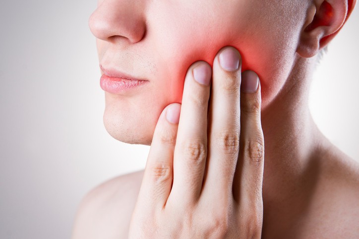 חומצה מפנאמית לכאבי שיניים, האם היא באמת חזקה יותר מפרצטמול?