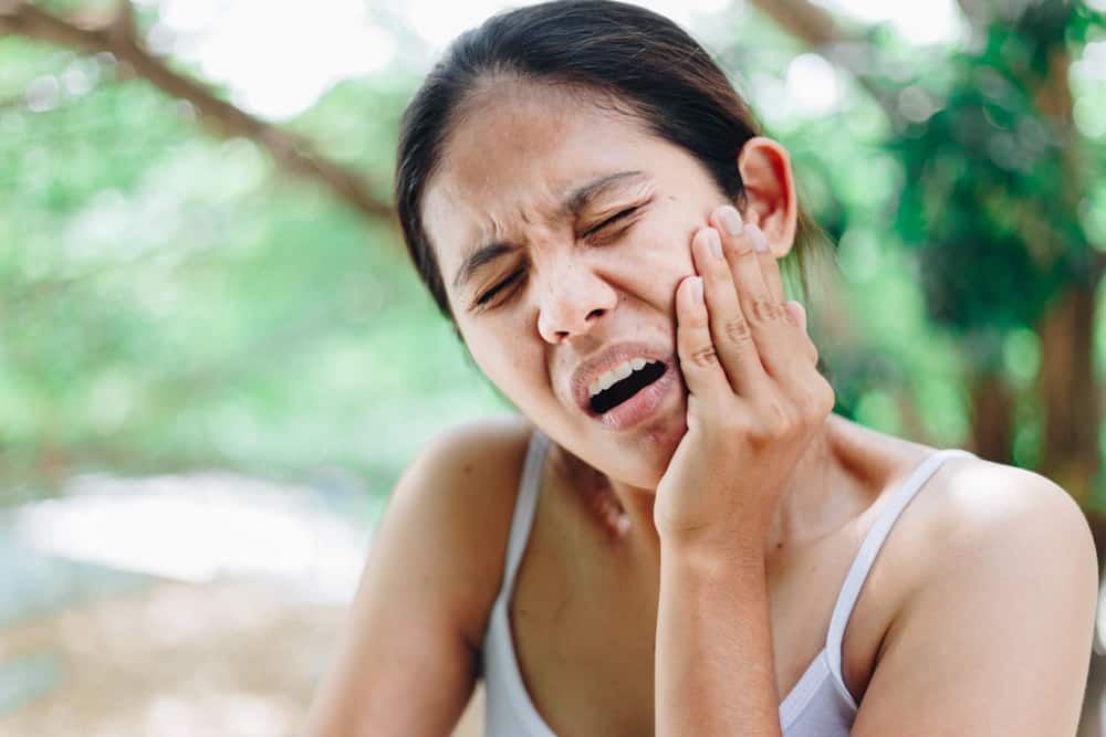 7 medicamente naturiste recomandate pentru a calma durerile de dinți