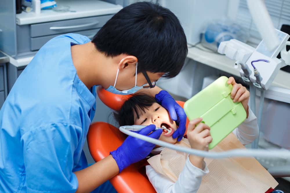 В чем разница между стоматологом общего профиля (drg) и детским стоматологом (Sp. KGA)?