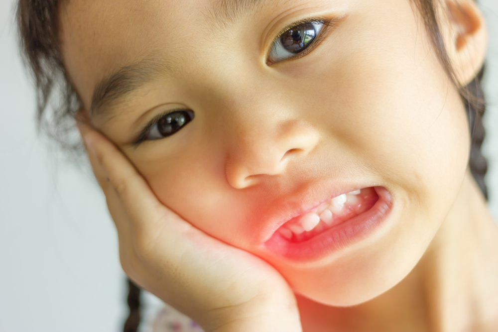 Conseils pour traiter les maux de dents des enfants de manière naturelle