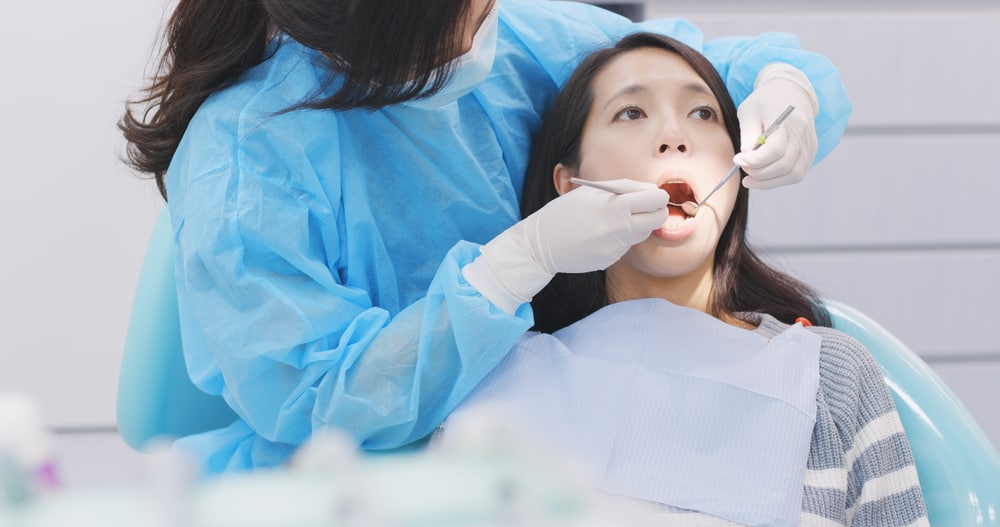 Почему я стал стоматологом. Девушка стоматолог. Девушка в стоматологическом кресле. Гипотермия в стоматологии. Пациент в стоматологическом кресле.