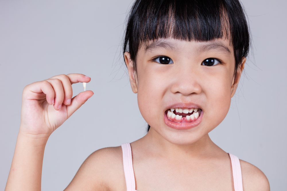 Zęby mleczne dziecka wypadły, ale zęby dorosłe nie rosną. Zastanawiam się dlaczego?
