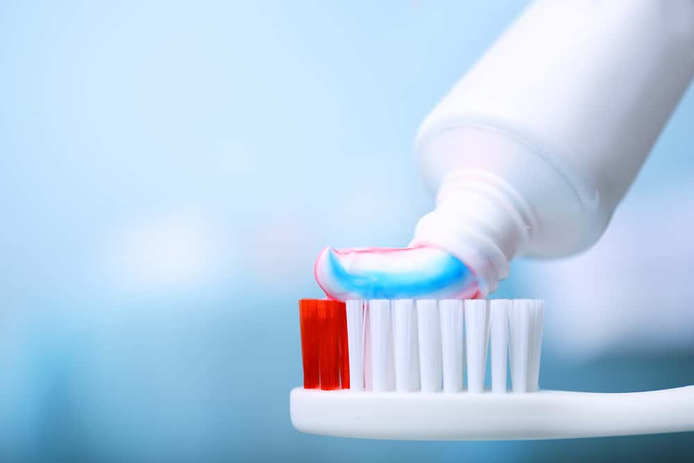 Warum sollten Besitzer von empfindlichen Zähnen spezielle Zahnpasta verwenden? (Plus Wie man die beste Zahnpasta für empfindliche Zähne auswählt)