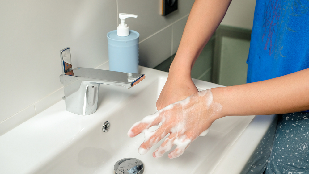 כיצד לשטוף את הידיים בצורה נכונה ונכונה כדי למנוע את התפשטות המחלה