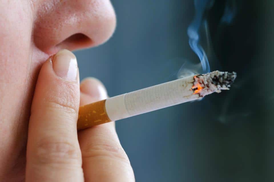 Трудно бросить курить? Эти 3 вещи могут быть причиной