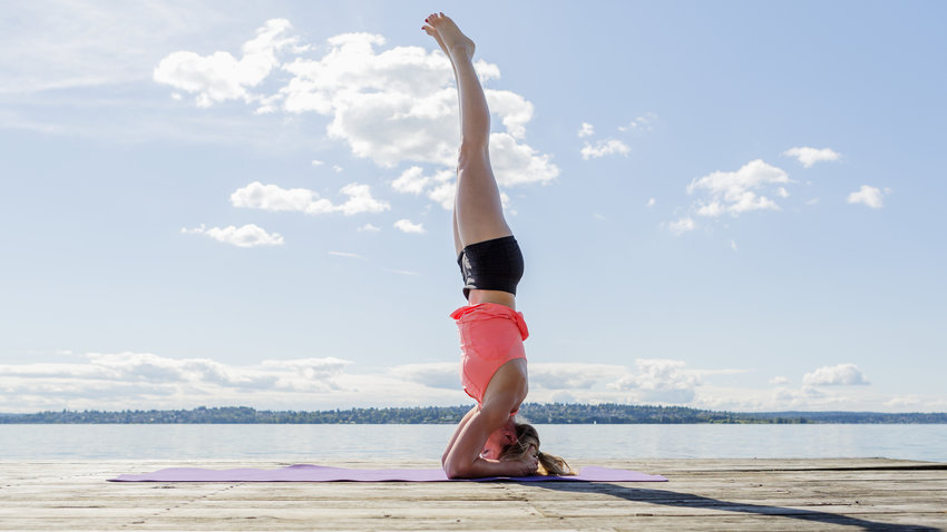 Sfaturi pentru învățarea și stăpânirea poziției headstand, una dintre posturile de yoga preferate