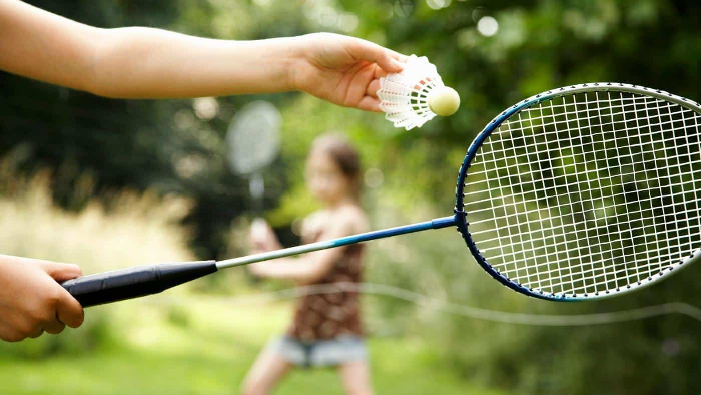 6 tehnici de bază de serviciu de badminton care trebuie stăpânite pe teren