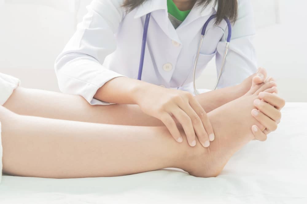 10 טיפים קלים לריפוי רגליים נפוחות לאחר לידה