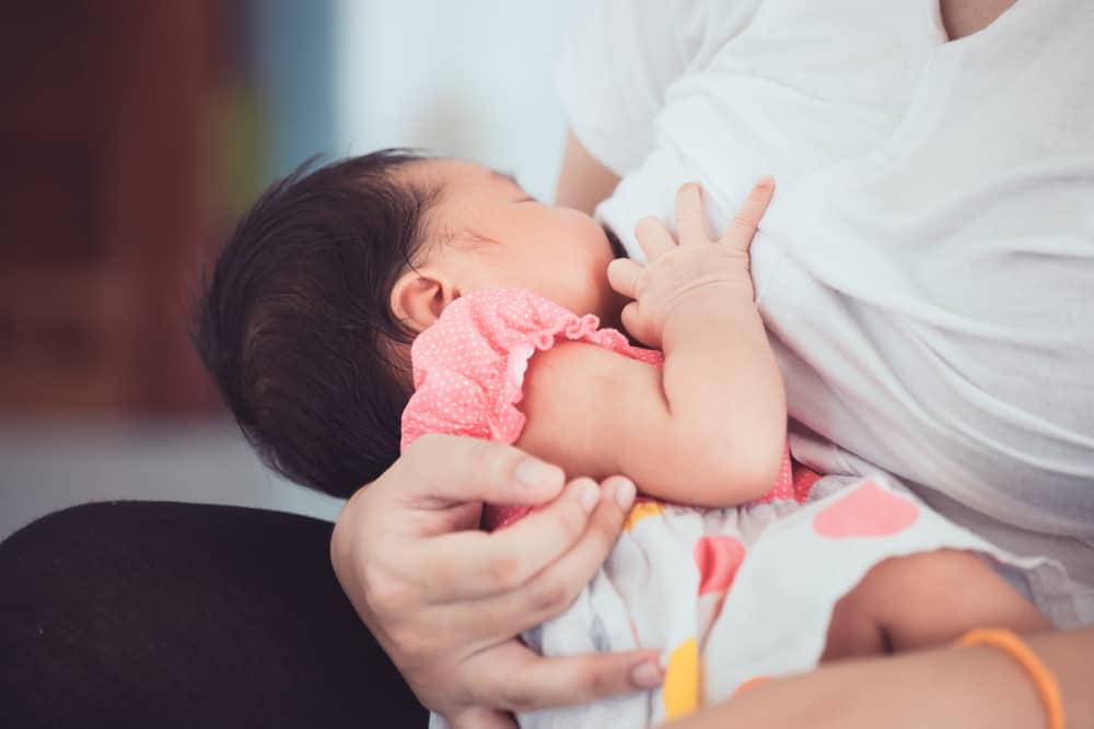9 pogingen om gezwollen borsten na de bevalling te overwinnen