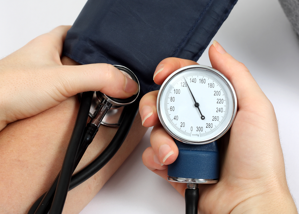 8 תסמינים של יתר לחץ דם, הנעים בין קל לחמור יותר