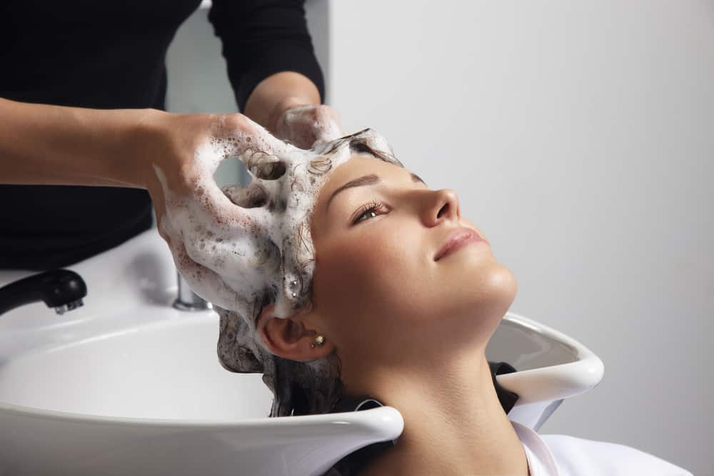 O varietate de tratamente pentru păr la saloanele de înfrumusețare care merită încercate
