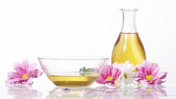 Adeseori considerate rele, acestea sunt cele 5 beneficii ale uleiului mineral în cosmetică