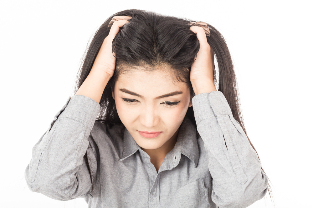 Los 6 problemas más comunes del cuero cabelludo, desde la caspa hasta la psoriasis