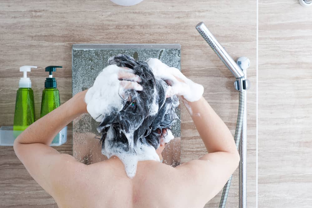 Гелем можно мыть волосы. Моет голову шампунем. После мытья головы болит голова. Картинка мытье волос по ЗОЖ. Волосы в ванне после мытья.