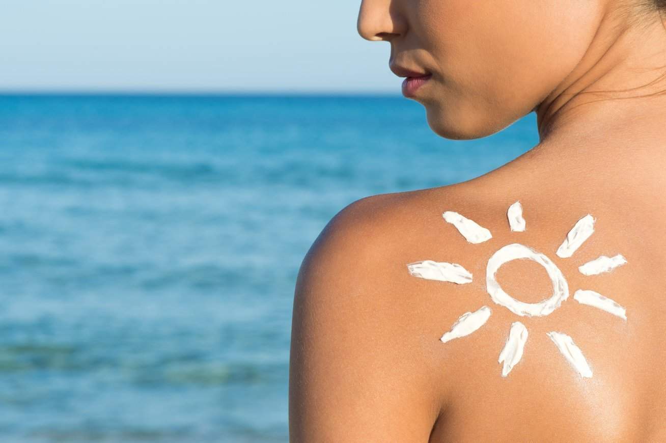 3 naturliga sätt att ljusna upp svart hud på grund av frekvent värme