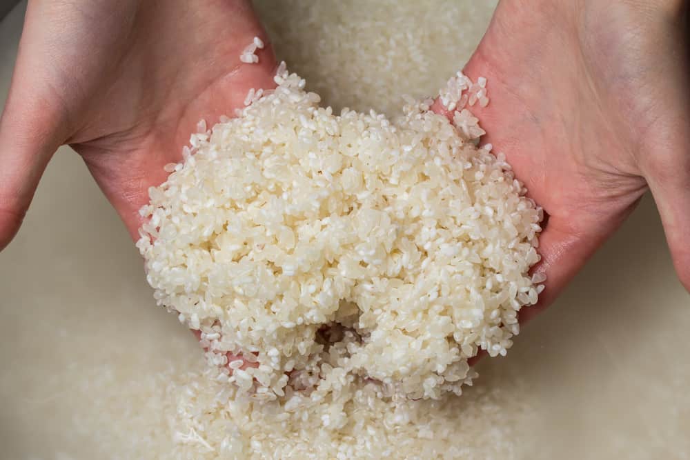 5 היתרונות של מי אורז לפנים וטיפים לשימוש בהם