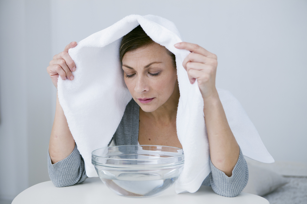 6 יתרונות של אידוי הפנים שלך עם מים חמים