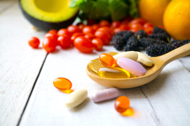 8 Arten von Vitaminen plus andere Nahrungsergänzungsmittel für trockene Haut