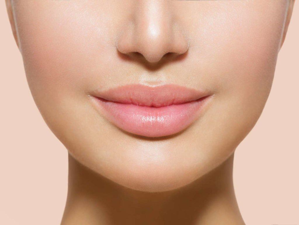 7 moduri naturale de a face buzele moi și să arate roșii