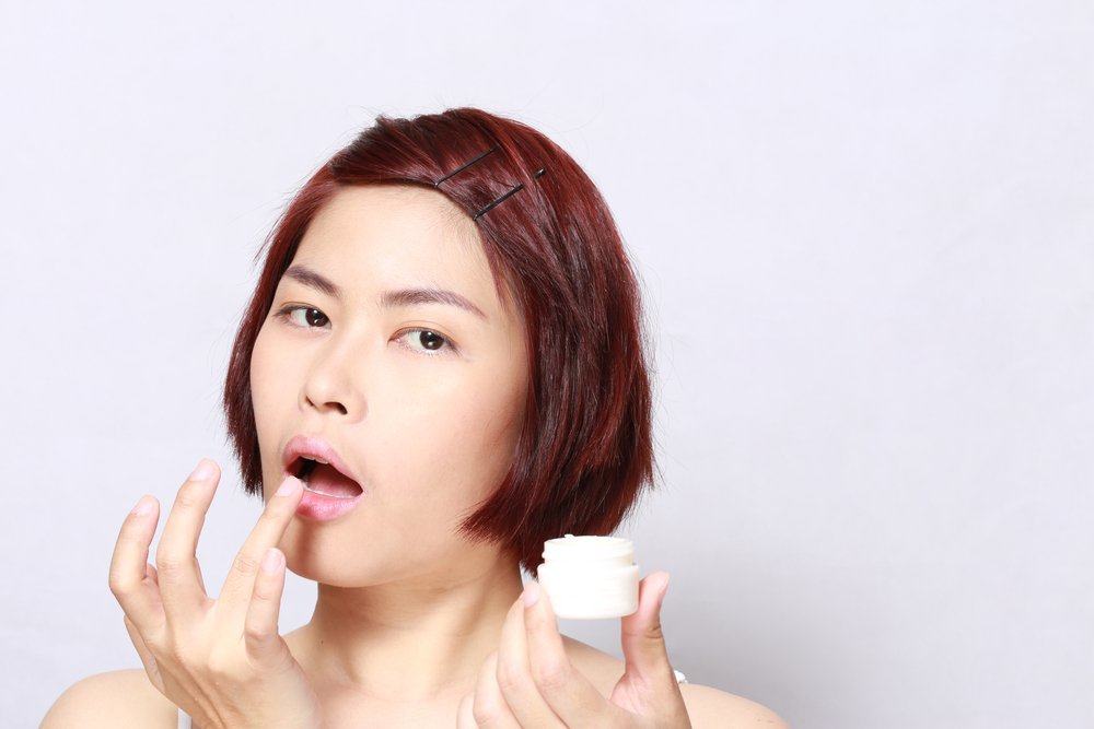 היתרונות של קרצוף שפתיים וכיצד להכין אותו בבית