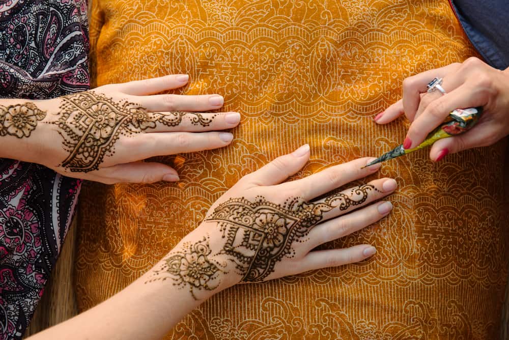 9 moduri ușoare de a scăpa de henna, alias iubita de pe piele
