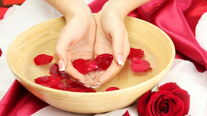 Diverse beneficii ale apei de trandafiri pentru frumusețea pielii și părului