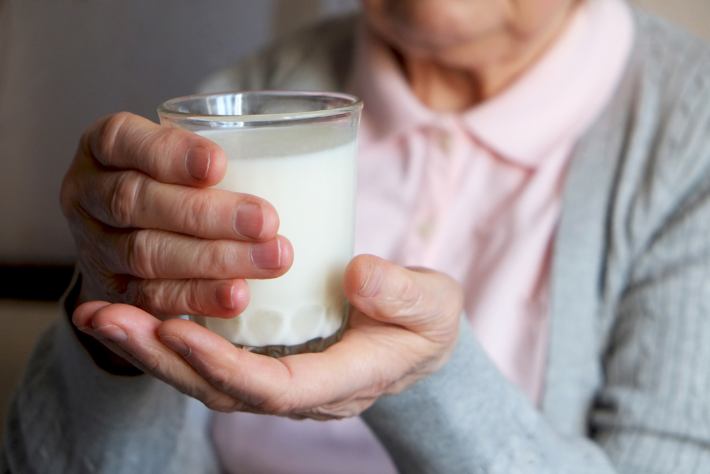 노인을 위한 우유 섭취의 4가지 건강상의 이점