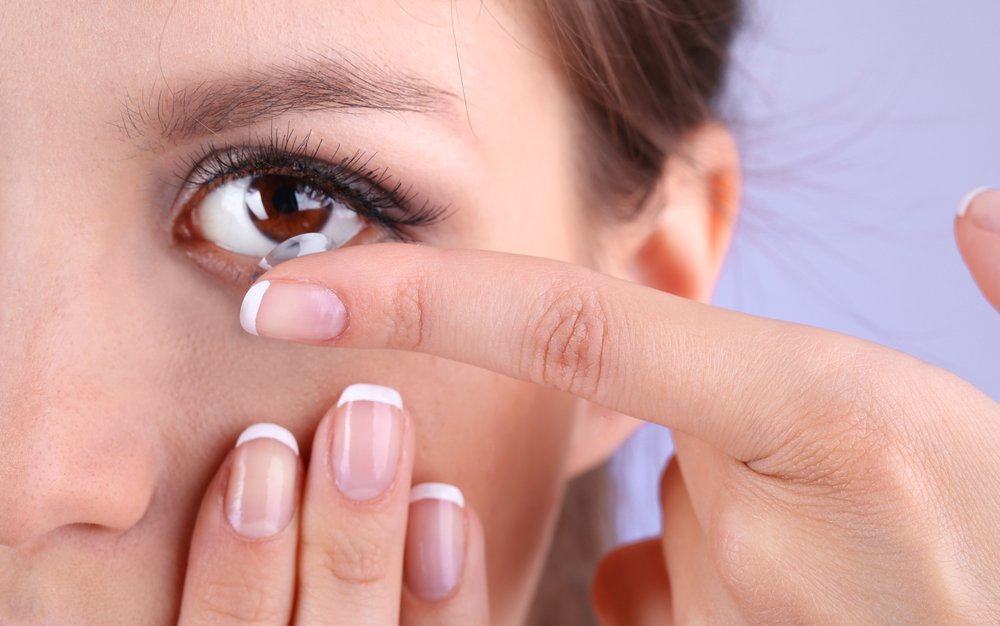 Cum să purtați și să îngrijiți lentilele de contact pentru ca ochii să nu irite