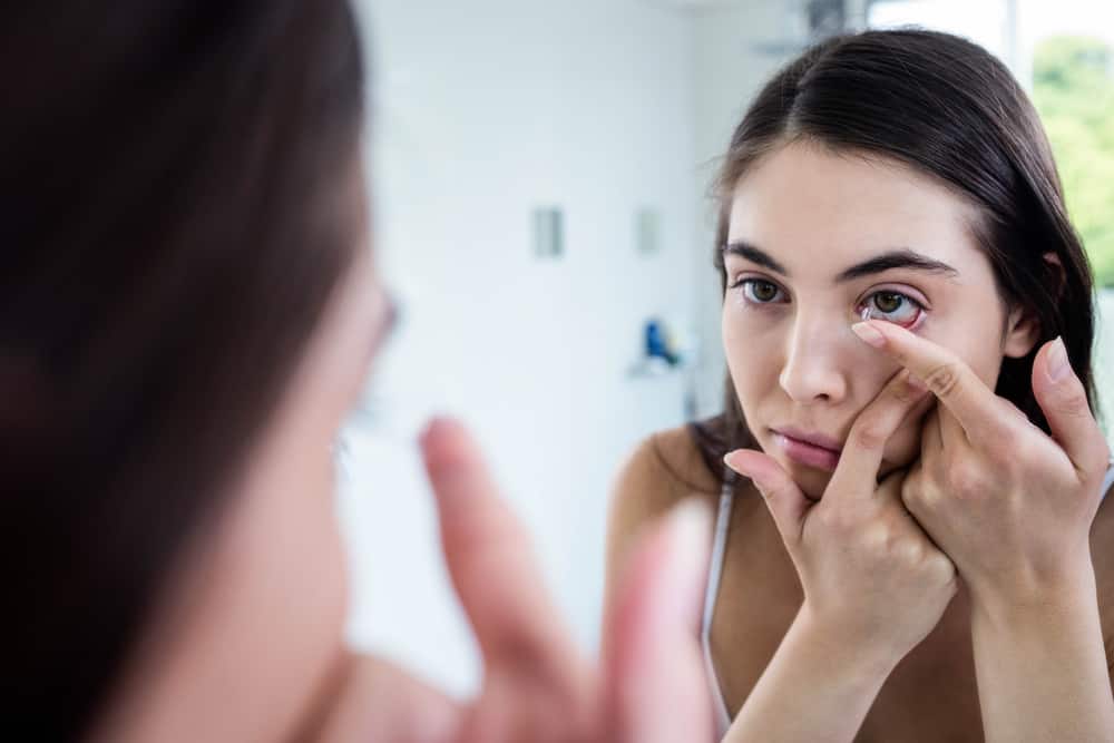 Păstrați-vă lentilele de contact curate, urmând aceste 6 sfaturi