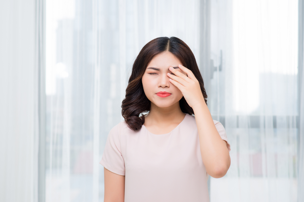 6 דרכים להתגבר על עיניים כואבות ומרגישות חם על סמך הסיבה