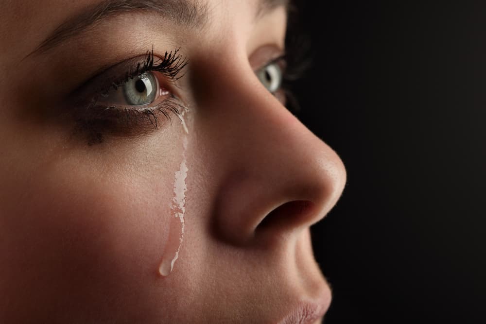 9 причин, через які ваші очі постійно сльозяться, і як їх подолати