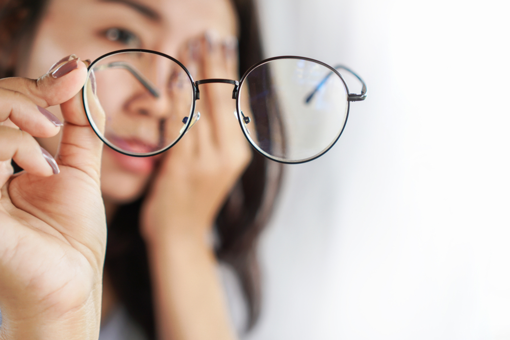 האם יש תופעות לוואי כאשר מרכיבים משקפיים עם מינוס שגוי?