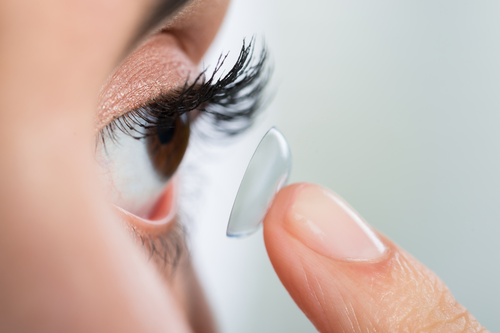 콘택트렌즈 사용으로 인한 눈 자극의 다양한 증상 및 원인