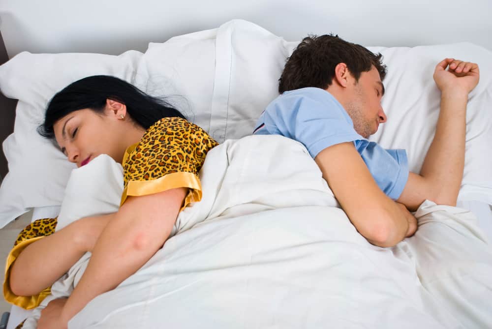 La posición para dormir describe la condición de su relación con su pareja
