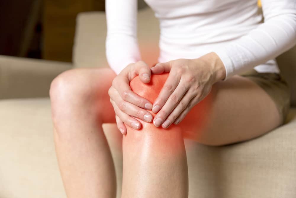 6 דרכים קלות לטפל בכאבי ברכיים בבית