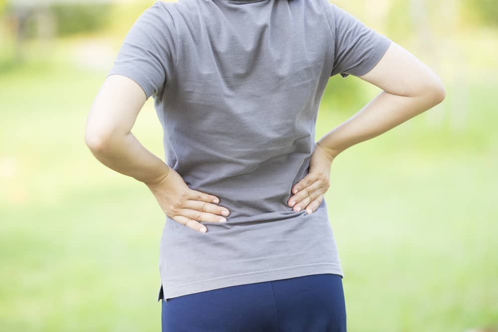 גלה את התסמינים, הסיבות והטיפול בכאבי גב