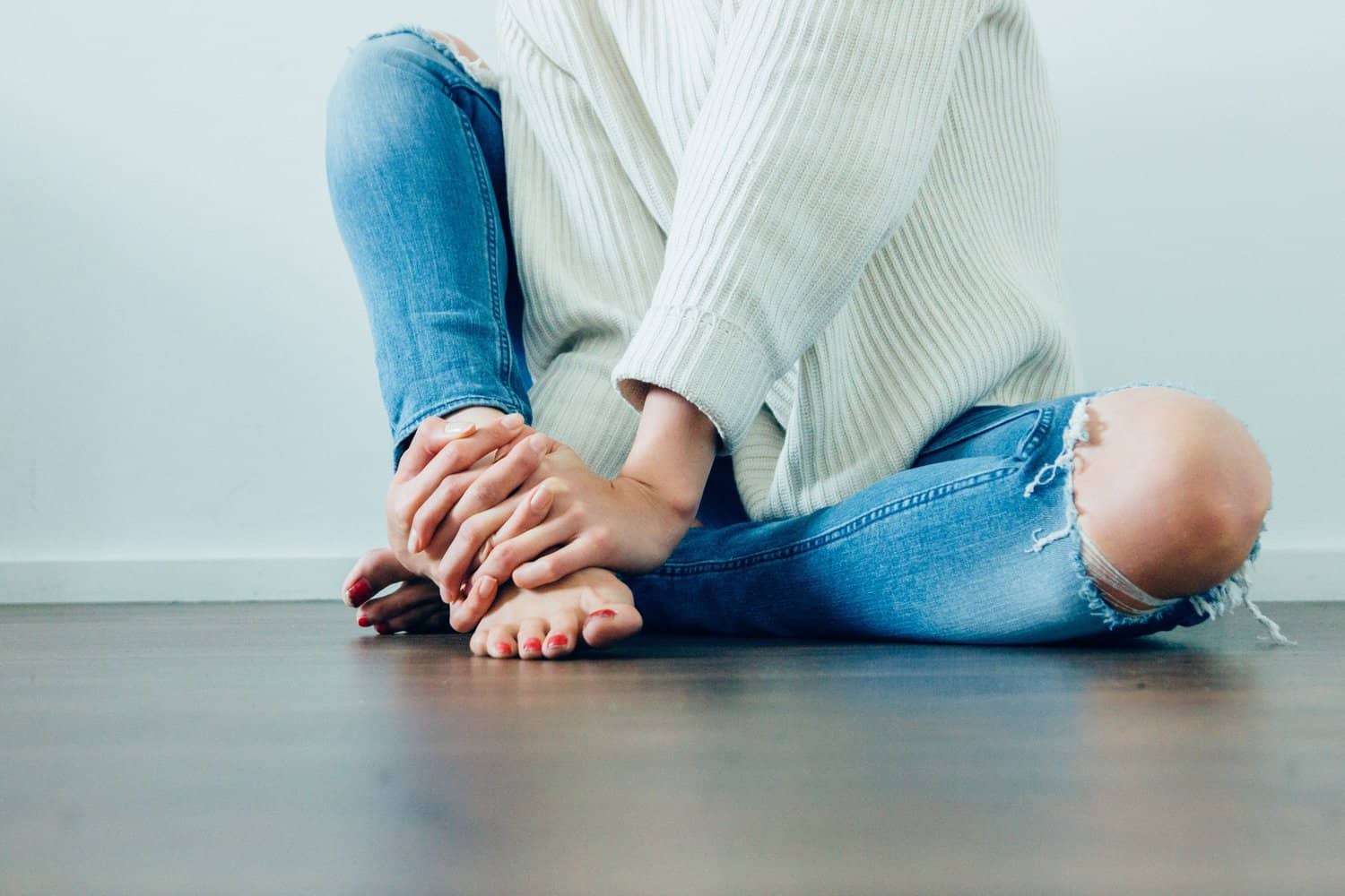 집과 의사에서 항상 통증을 느끼는 발 뒤꿈치를 극복하는 5 가지 솔루션