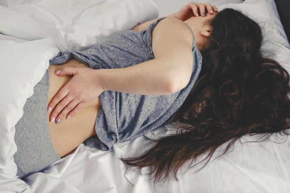 5 poziții bune de dormit când ai dureri de spate