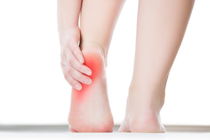발뒤꿈치 통증을 유발할 수 있는 9가지 조건