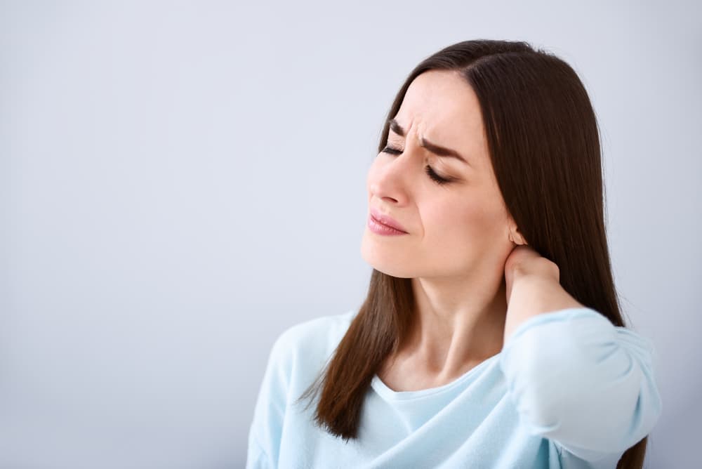 צוואר נוקשה או כאב צוואר מטריד? גורמים אלה ודרכים יעילות להתגבר