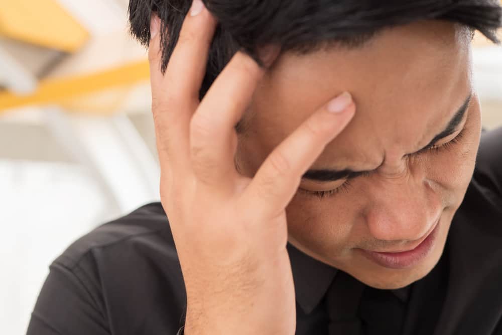 눈 뒤쪽에 두통을 일으키는 원인은 무엇입니까?