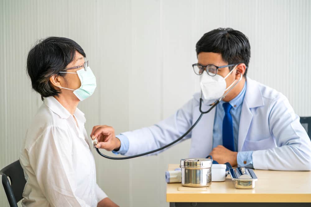 Ar trebui să fiți spitalizat în timp ce urmați un tratament pentru pneumonie?