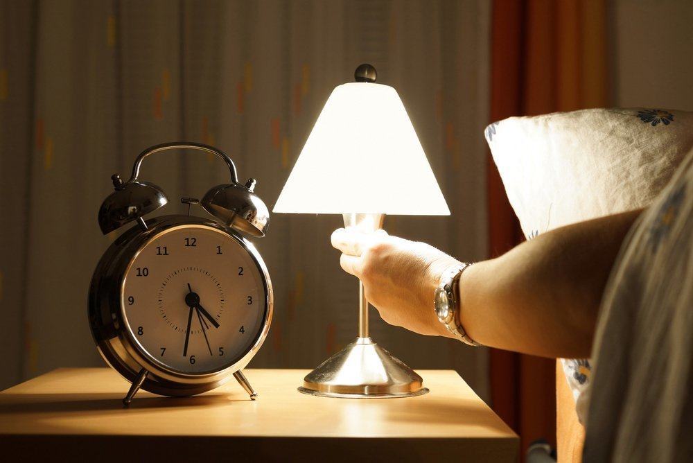 De ce trebuie să stingi luminile în timp ce dormi?
