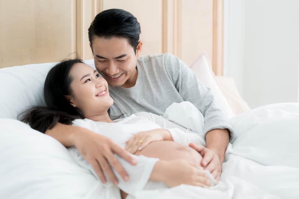 안전하고 편안하며 흥미로운 임신 중 섹스 자세 4가지