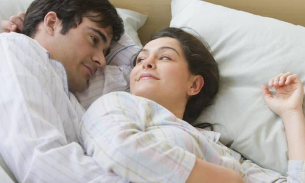 Para los esposos, aquí hay 7 consejos de masaje de senos para un sexo más caliente