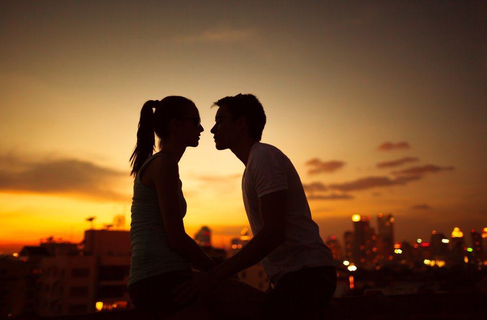 מדוע אתה או בן הזוג שלך עוצמים את עיניך לעתים קרובות כאשר מתנשקים?