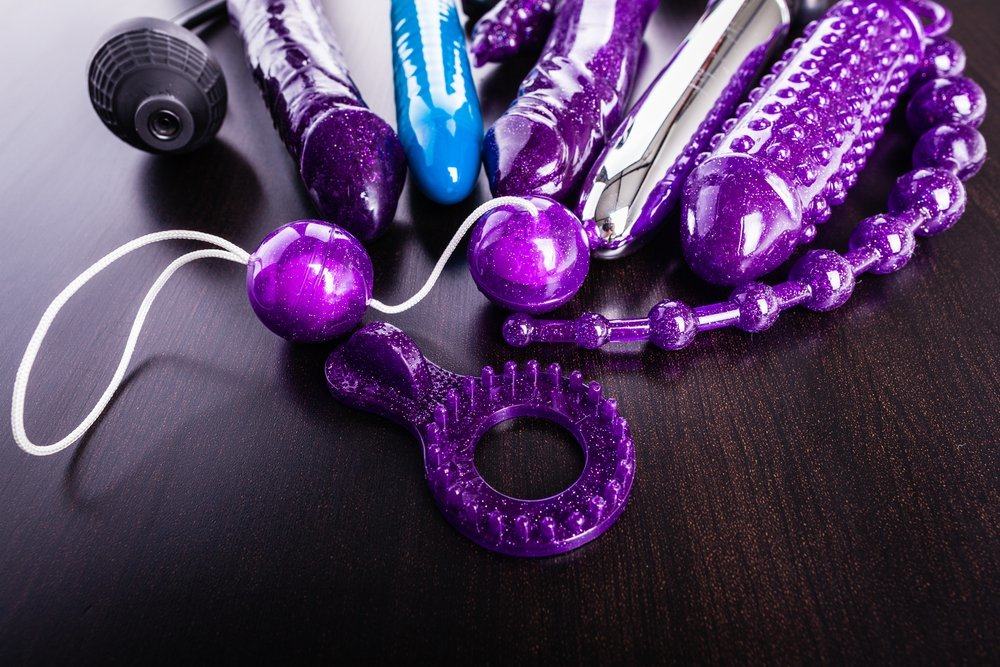 6 סוגי צעצועי מין בתוספת סיכונים וטיפים לשימוש בטוח
